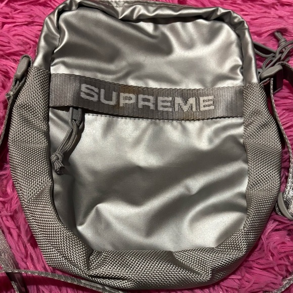 Supreme Metallic Logo Shoulder Bag - Picture 3 of 6